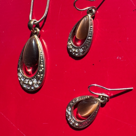 Tigers eye (real or inspired) & rhinestone necklace & earrings set - Picture 5 of 10